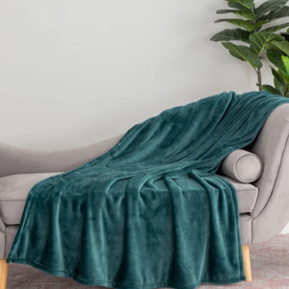 NIP Berkshire Velvetloft Extra Fluffy Faux Fur Throw Blanket - Picture 3 of 8